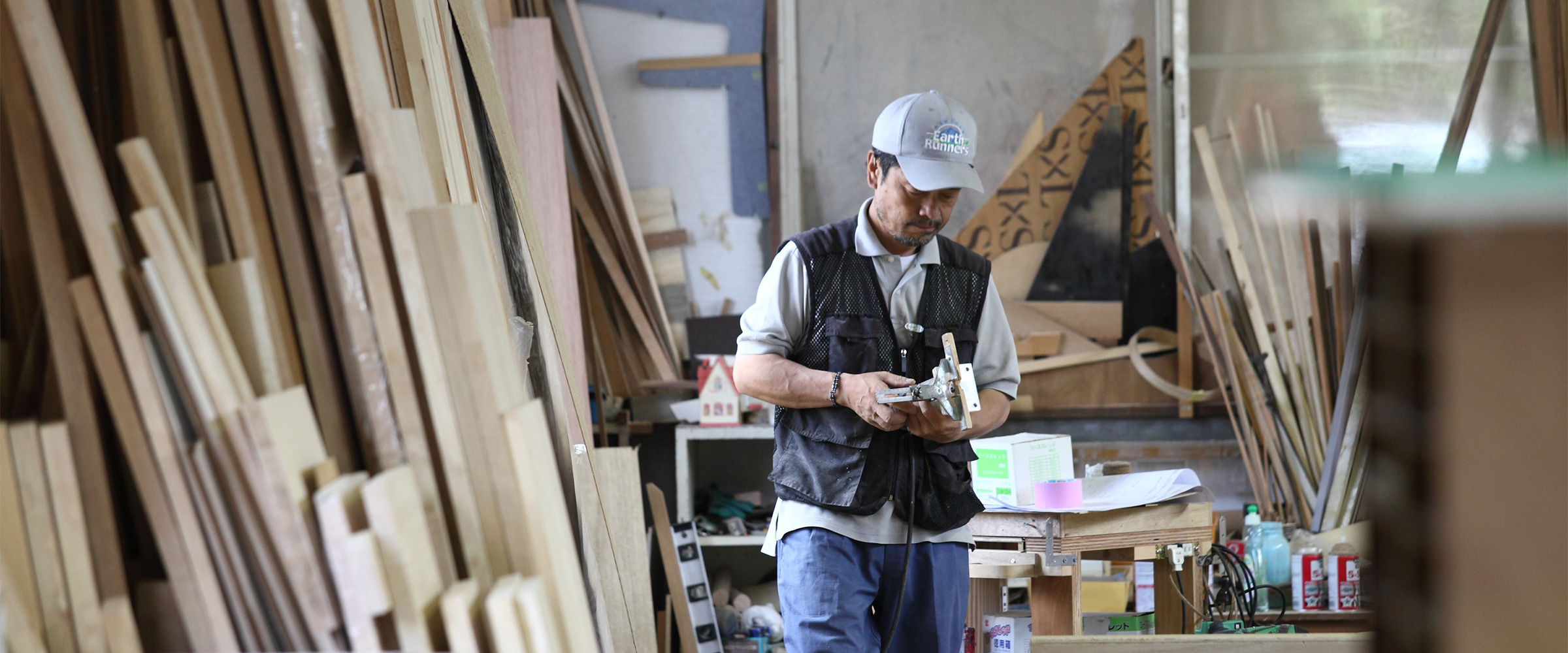 工場内で作業する職人