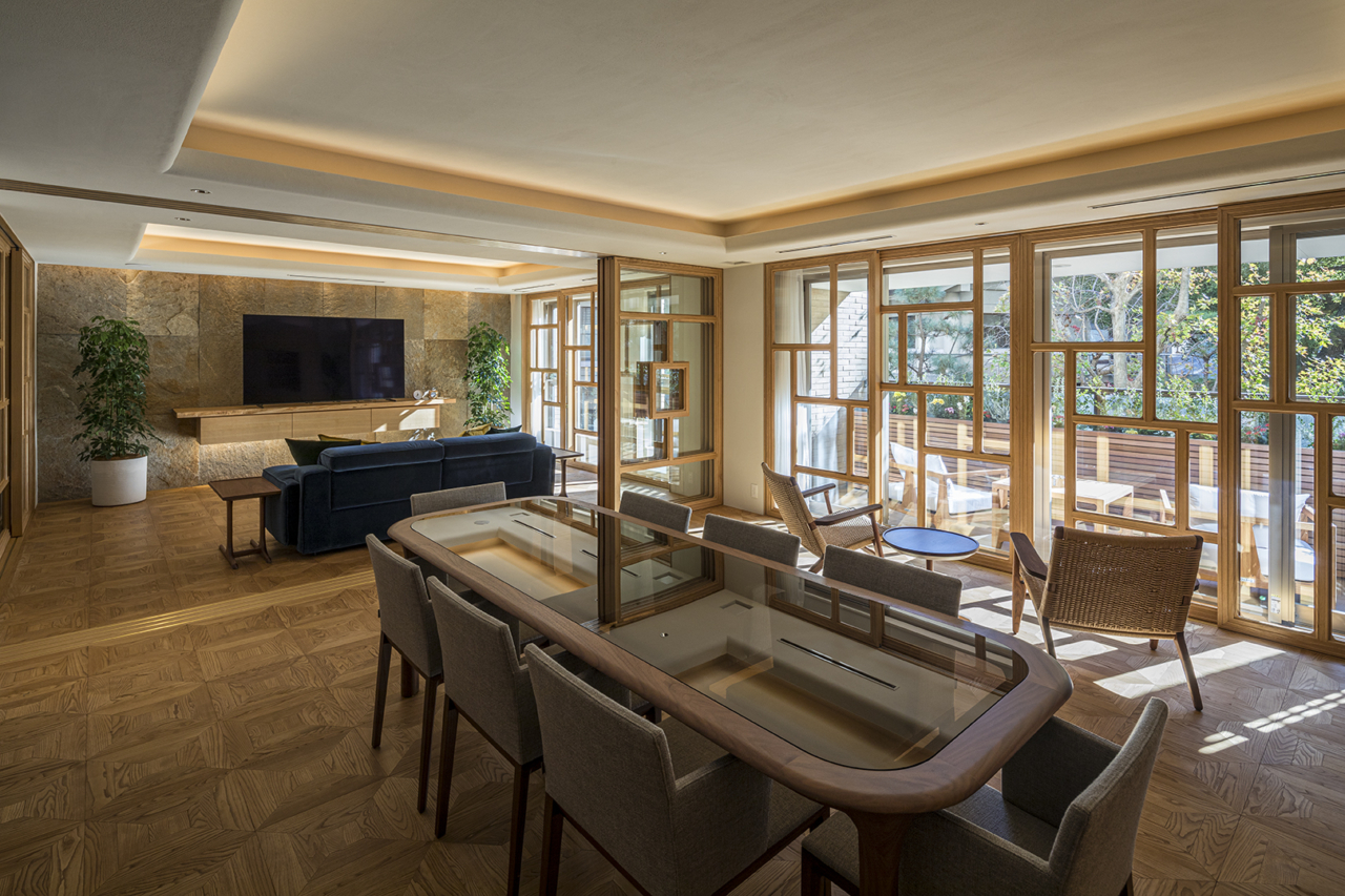 ウォルナットのダイニングテーブル