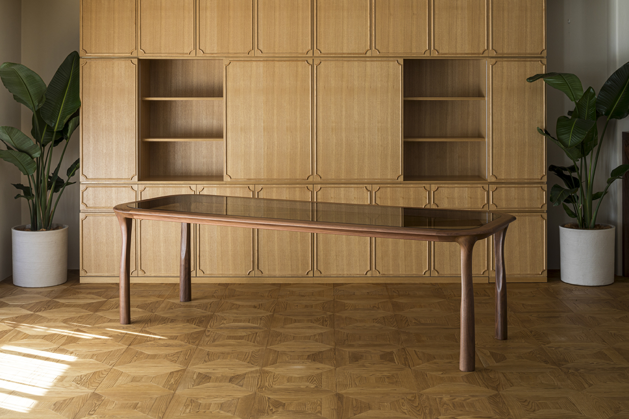 ウォルナットのダイニングテーブル