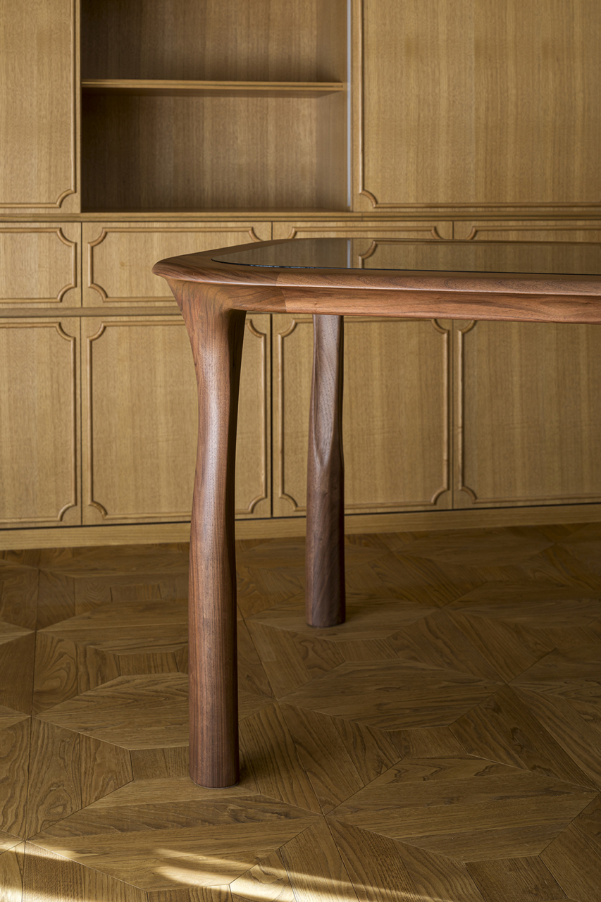 ウォルナットのダイニングテーブル