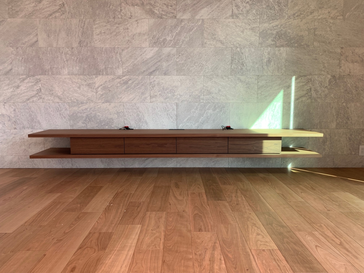 ウォルナットの造作テレビボード