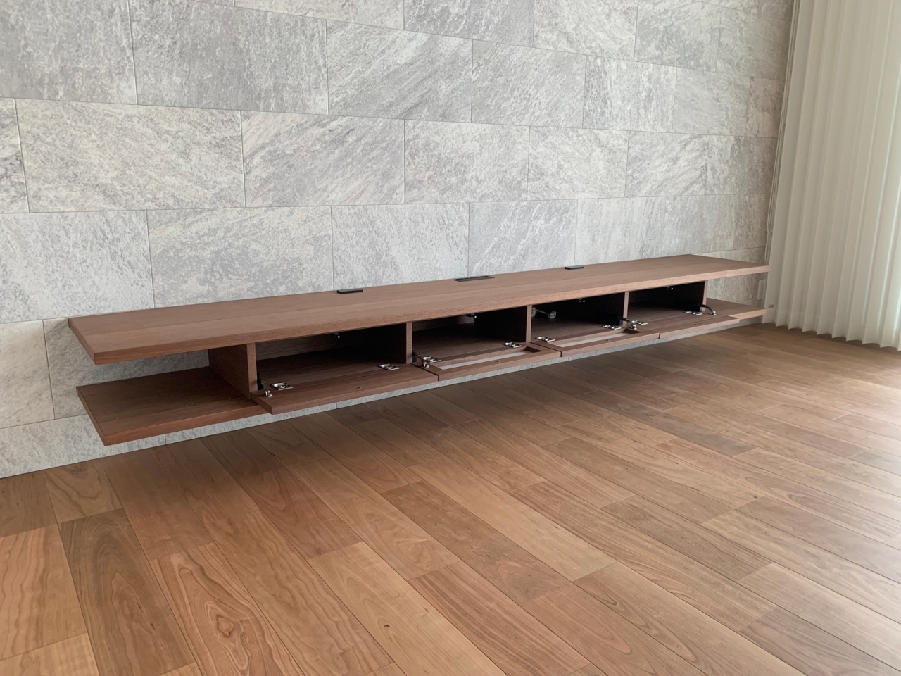 ウォルナットの造作テレビボード