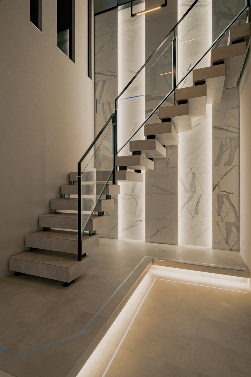 フロアタイル仕上げのオーダー箱階段