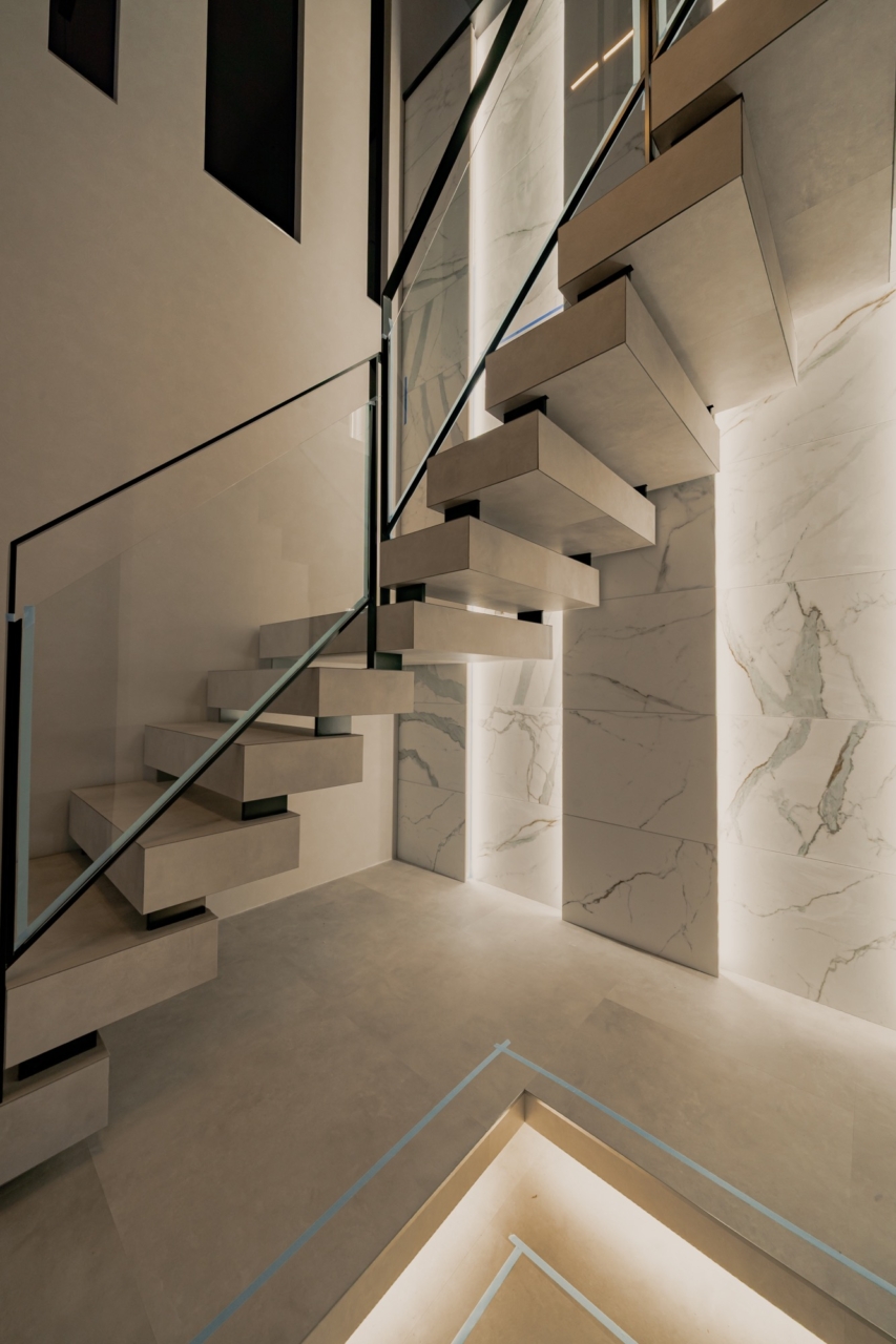 フロアタイル仕上げのオーダー箱階段