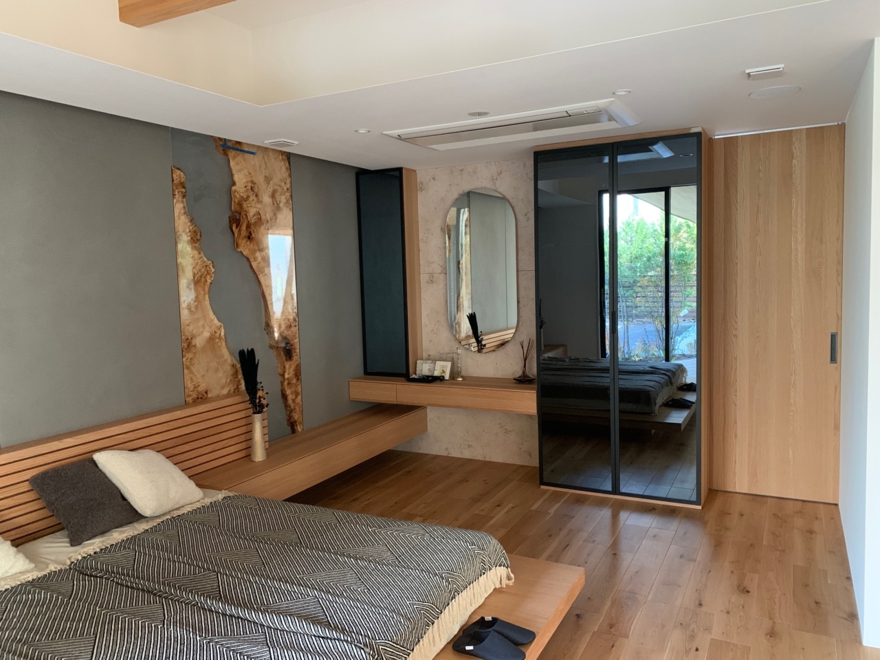 寝室の造作ベッドと造作ドレッサー