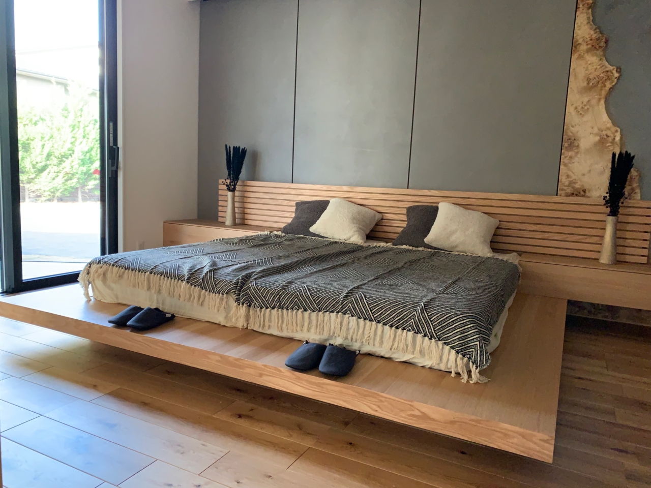 寝室の造作ベッドと造作ドレッサー