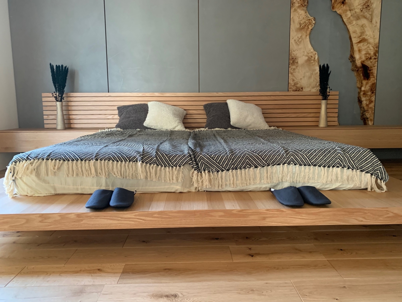 寝室の造作ベッドと造作ドレッサー