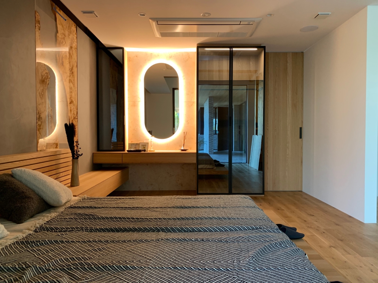 寝室の造作ベッドと造作ドレッサー