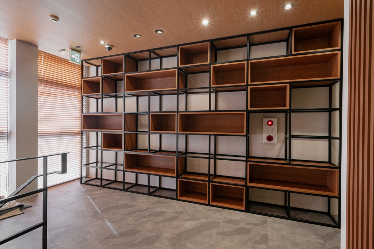 アイアンフレームの飾り棚