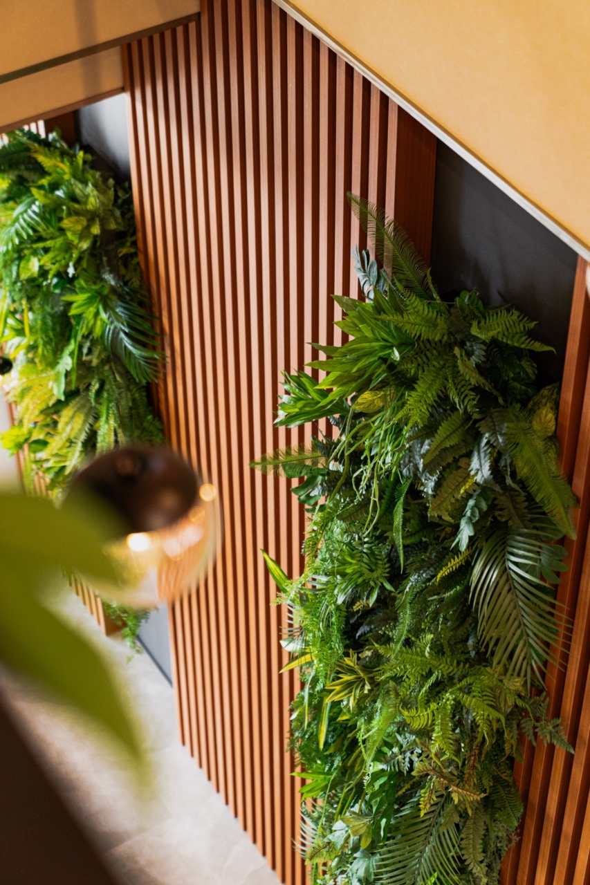 エントランスの造作格子とフェイクグリーン