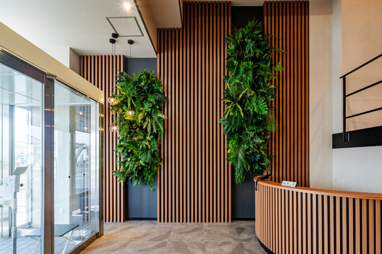 エントランスの造作格子とフェイクグリーン