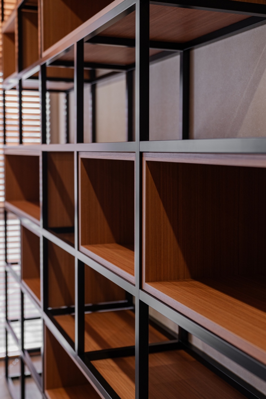 アイアンフレームの飾り棚