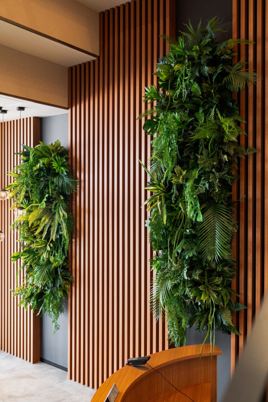 エントランスの造作格子とフェイクグリーン