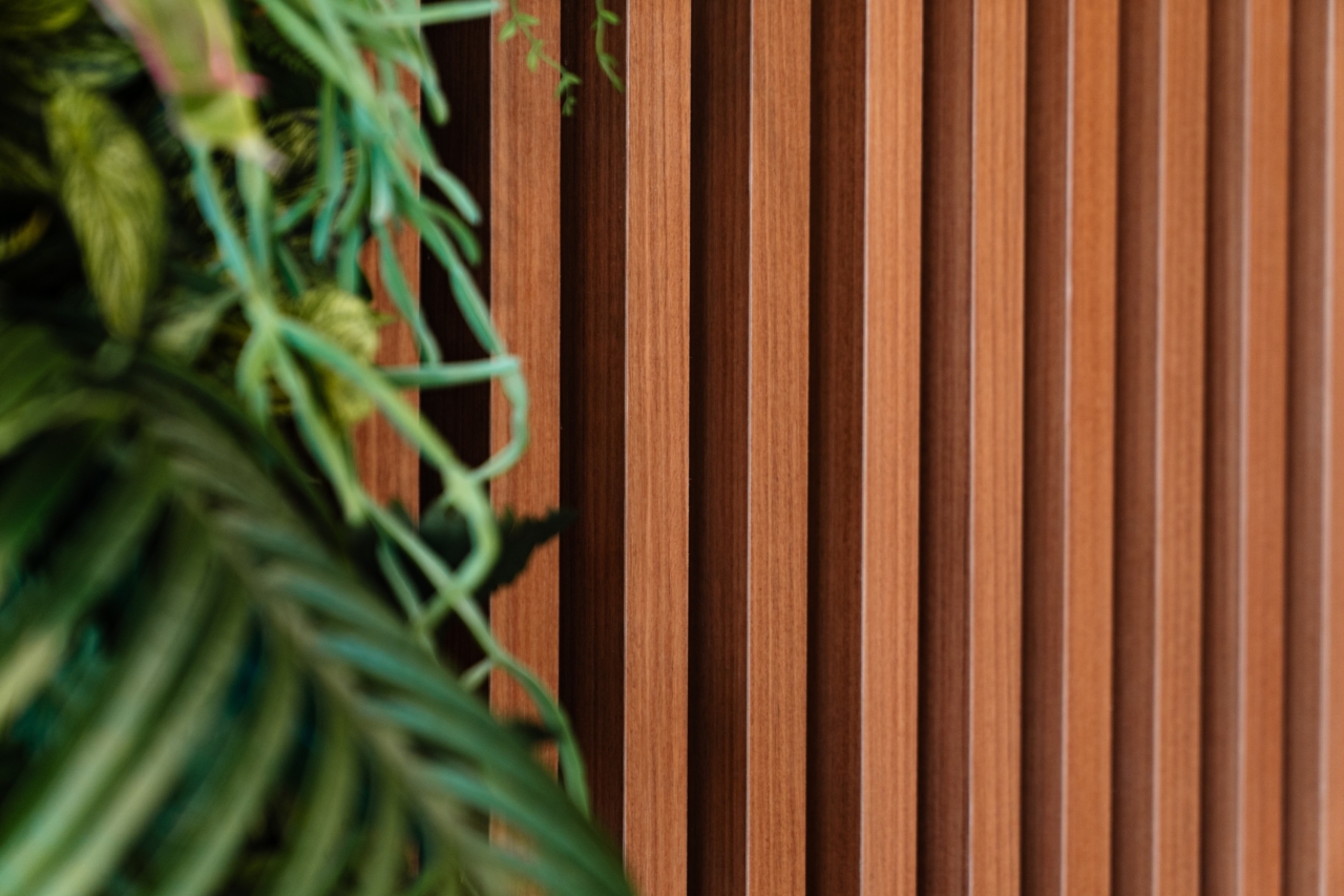 エントランスの造作格子とフェイクグリーン